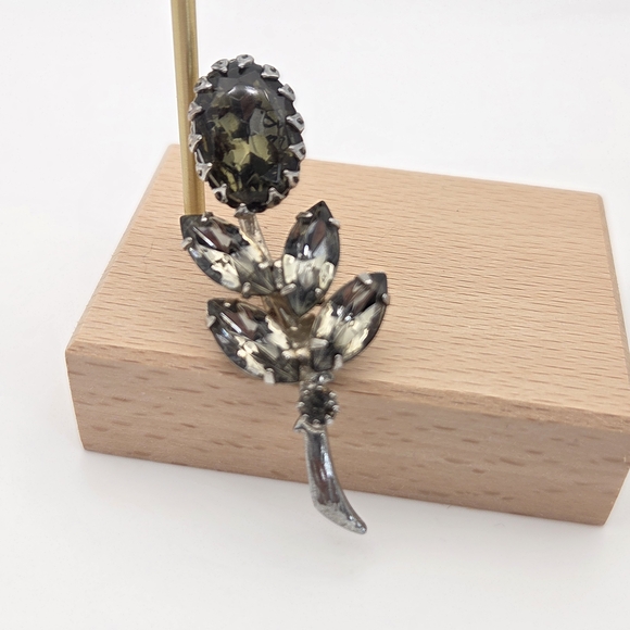 1940s Vintage Rhinestone Broach. - Picture 13 of 14